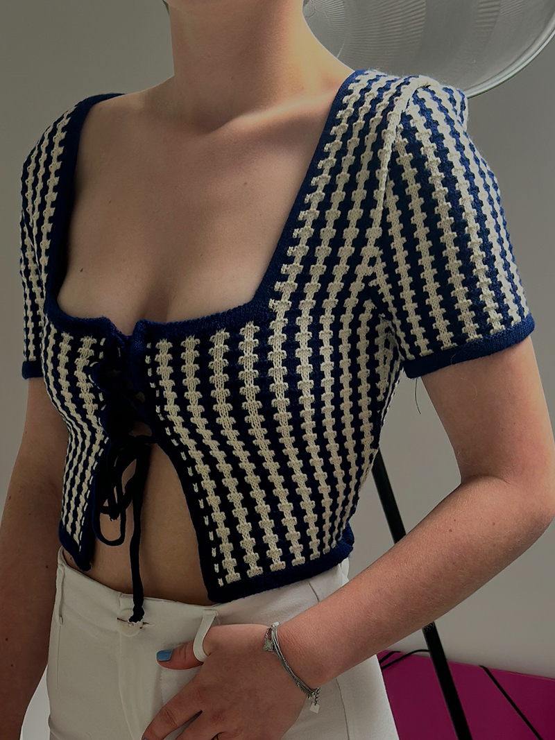 Top brodé à lacets